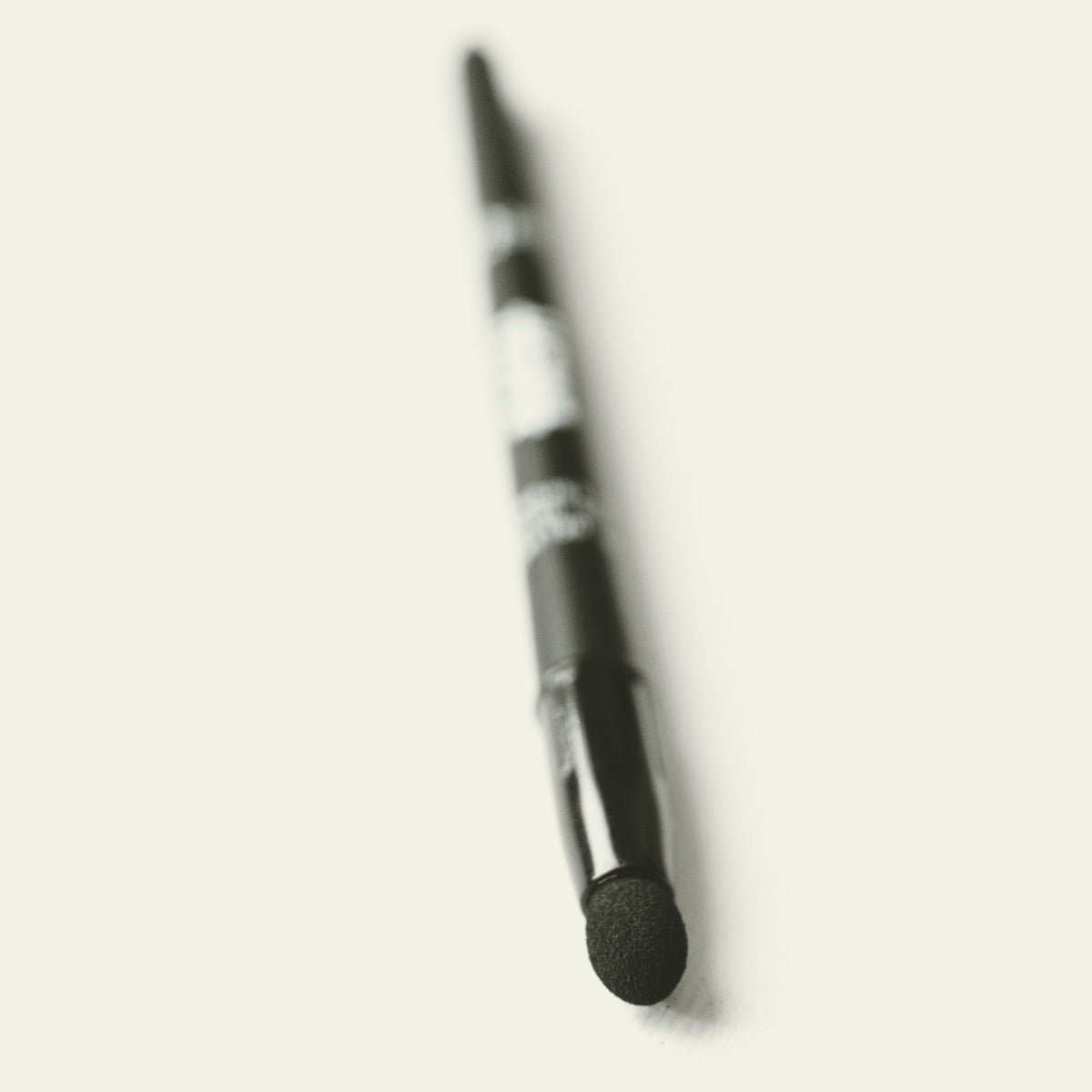 Lápis Delineador de Olhos com Esfumador Preto - BashBeauty