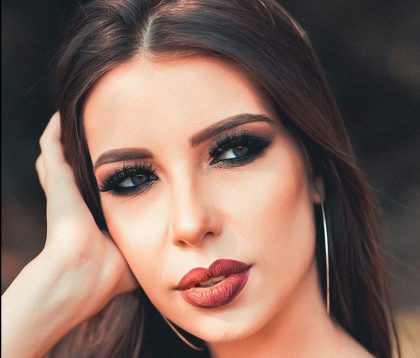 Mulher maquiada com o olhar marcante e expressivo