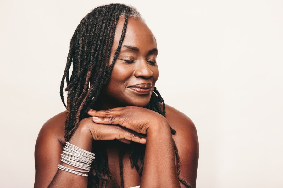 Mulher negra maquiada com base líquida para seu tom de pele