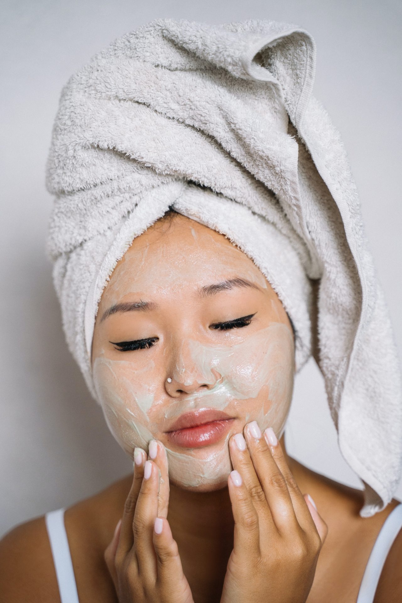 Massagem facial: o que é, como fazer e será que eu devo?