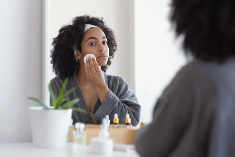 Mulher fazendo skincare no banheiro pela manhã