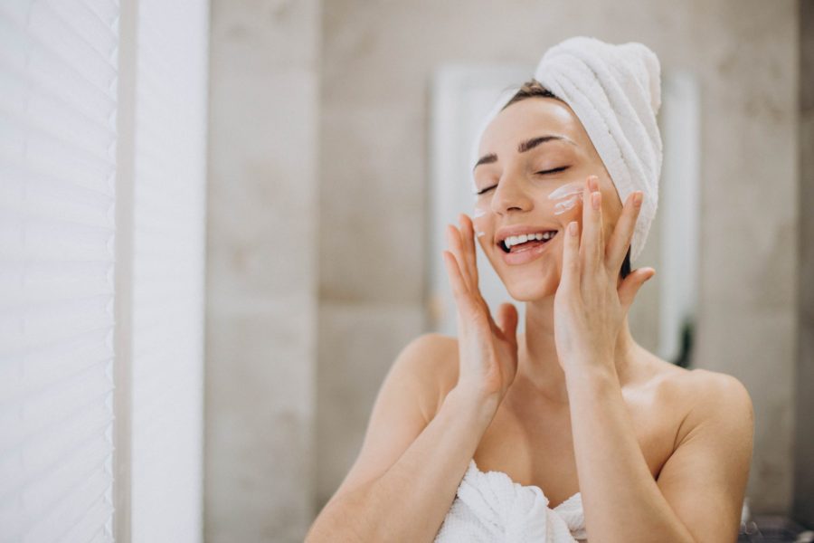 Mulher feliz fazendo rotina skincare