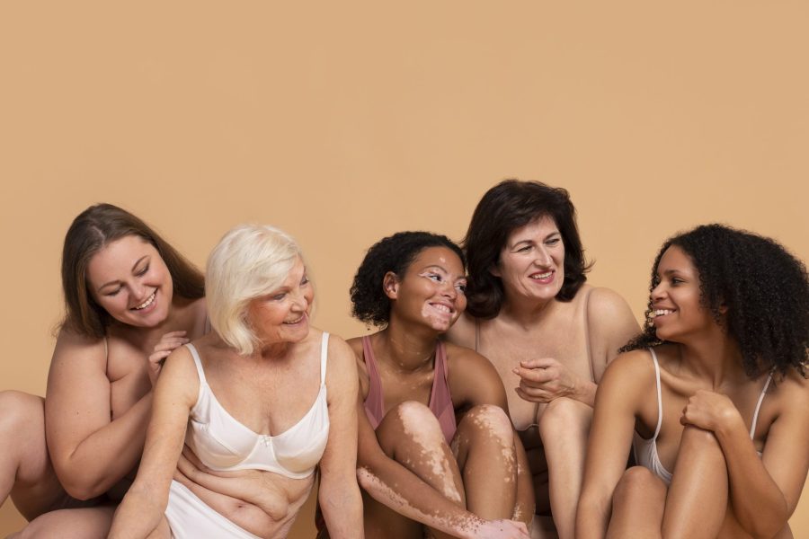 Mulheres com tons de peles diferentes felizes e plenas